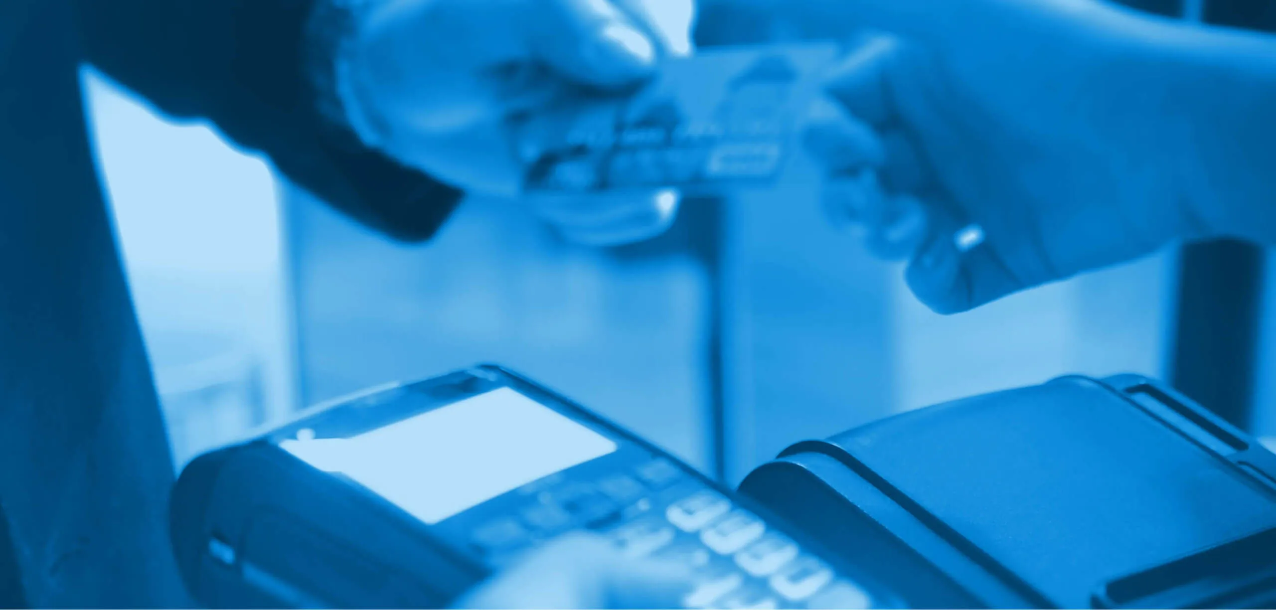 Hands using a card machine, image from the Parcele Seguro case
